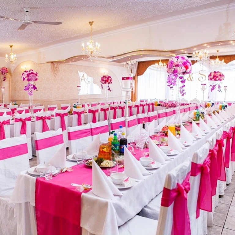 Sala weselna z różowymi wstawkami