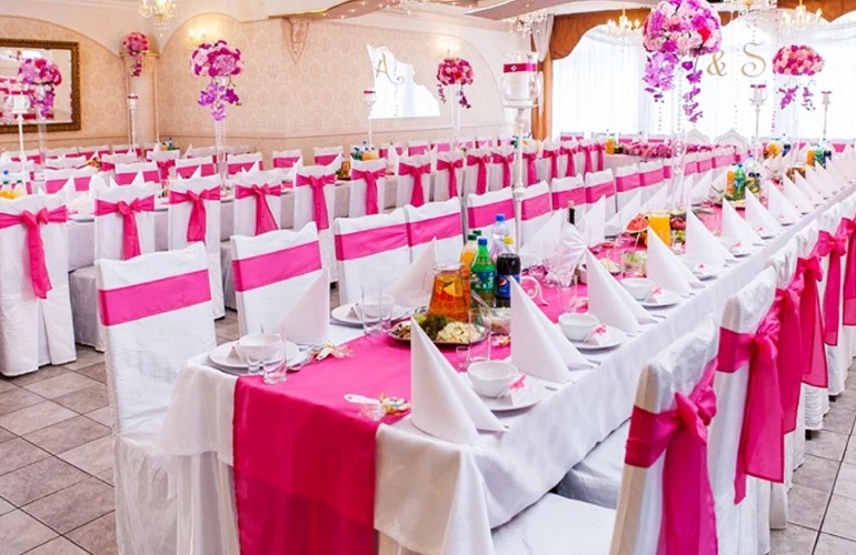 Sala weselna z różowymi wstawkami